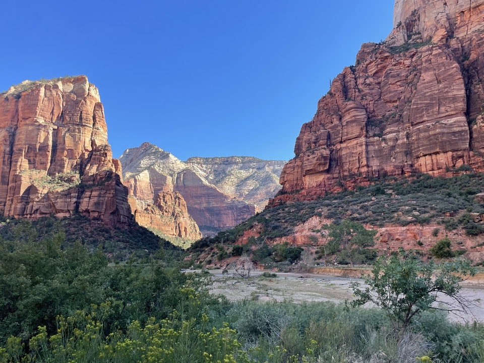 Paysage spectaculaire de canyon avec des formations rocheuses aux couleurs vives.