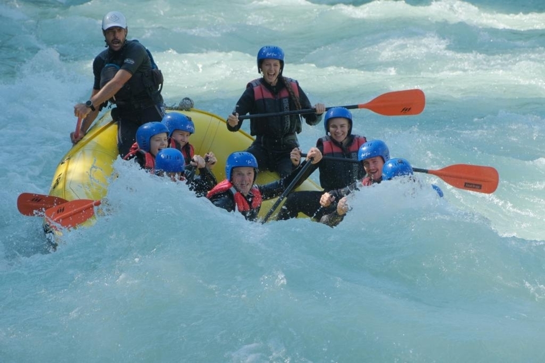 Groupe de personnes faisant du rafting en eaux vives.