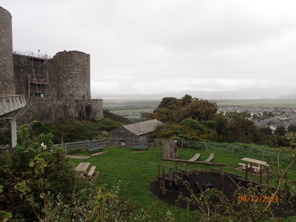 Une vue lointaine d'un château avec une aire de jeux.