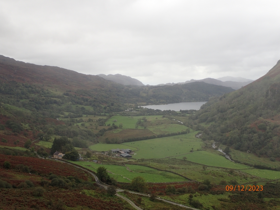 Un paysage pittoresque avec un lac et des collines ondulantes.