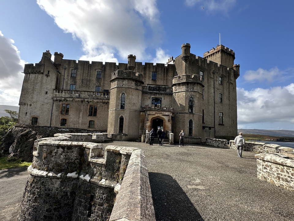 Grand château historique avec des visiteurs.