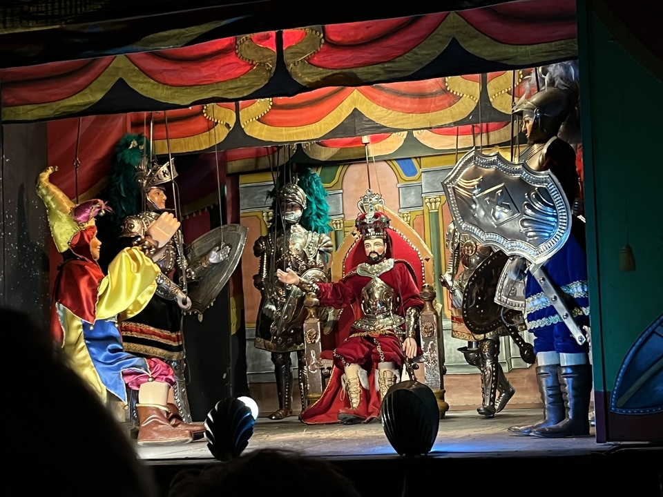 Spectacle de marionnettes orné avec des costumes historiques.