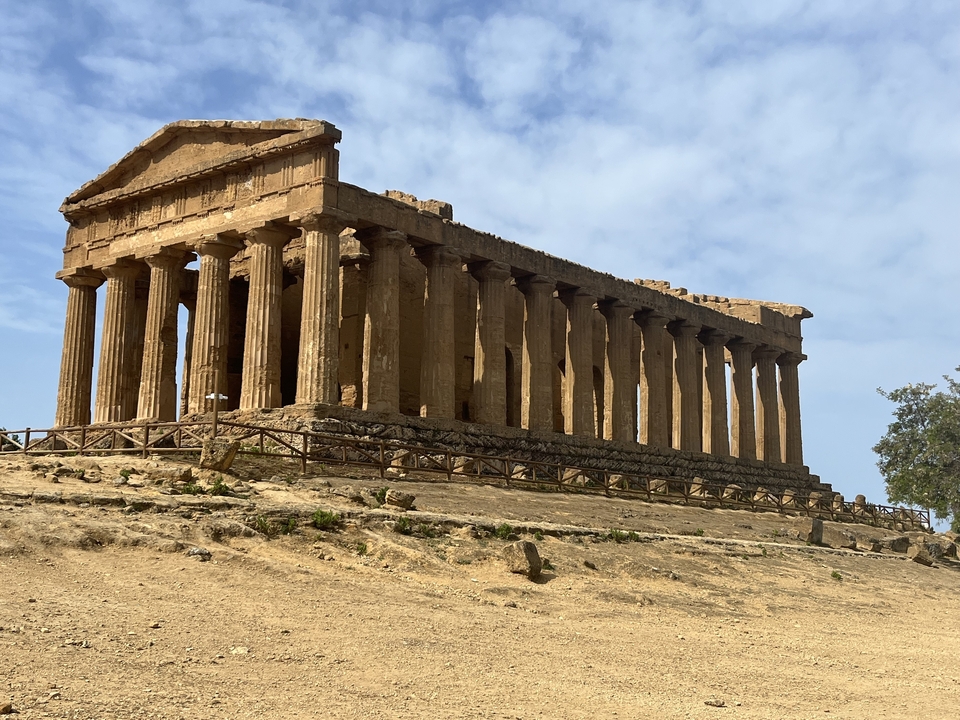 Ruines de temple de style grec antique sous un ciel dégagé.