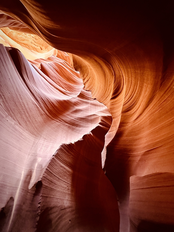 Formations de grès tourbillonnantes à l'intérieur d'Antelope Canyon.