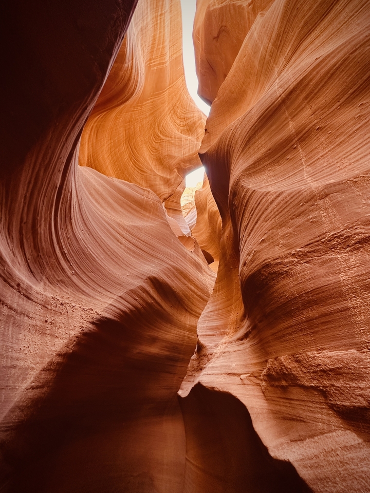 Passage étroit dans Antelope Canyon avec la lumière qui filtre à travers.