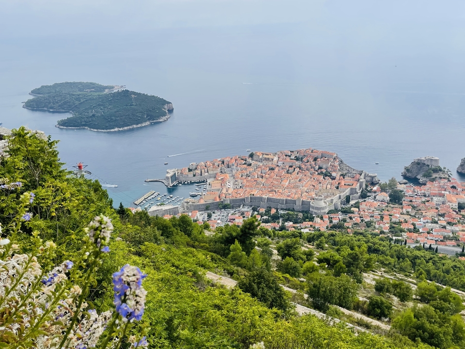 Vue aérienne de la vieille ville de Dubrovnik avec l'océan environnant.