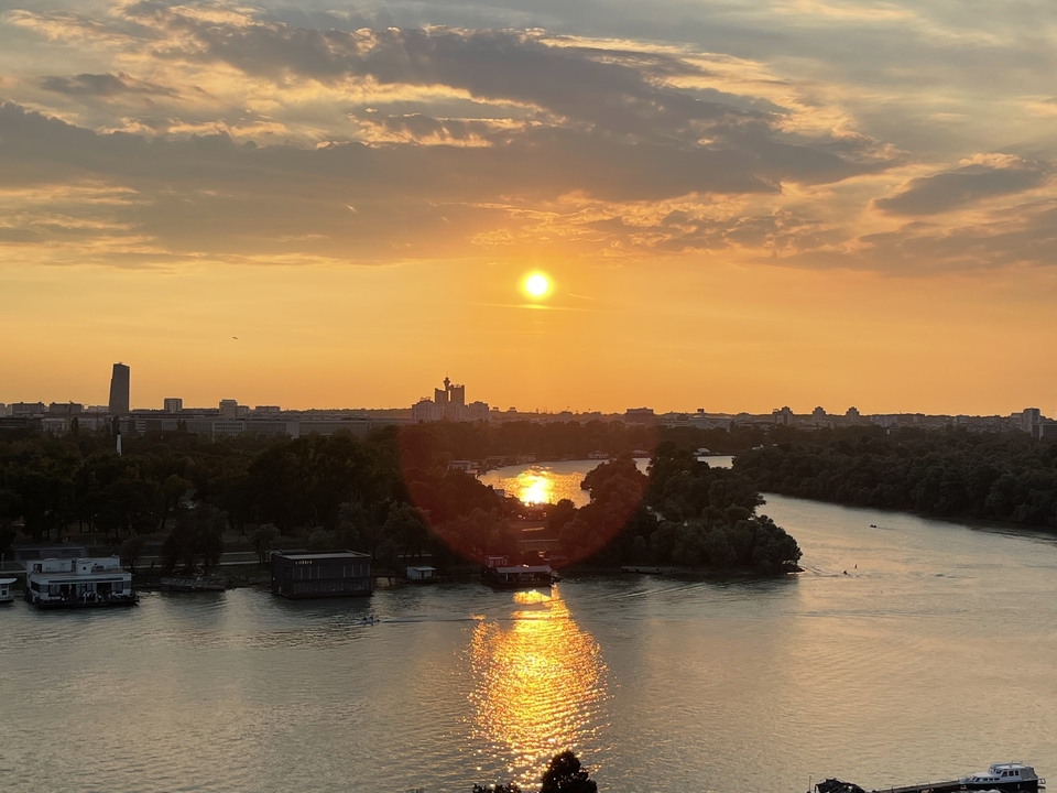Vue sur la rivière au coucher du soleil avec horizon urbain.