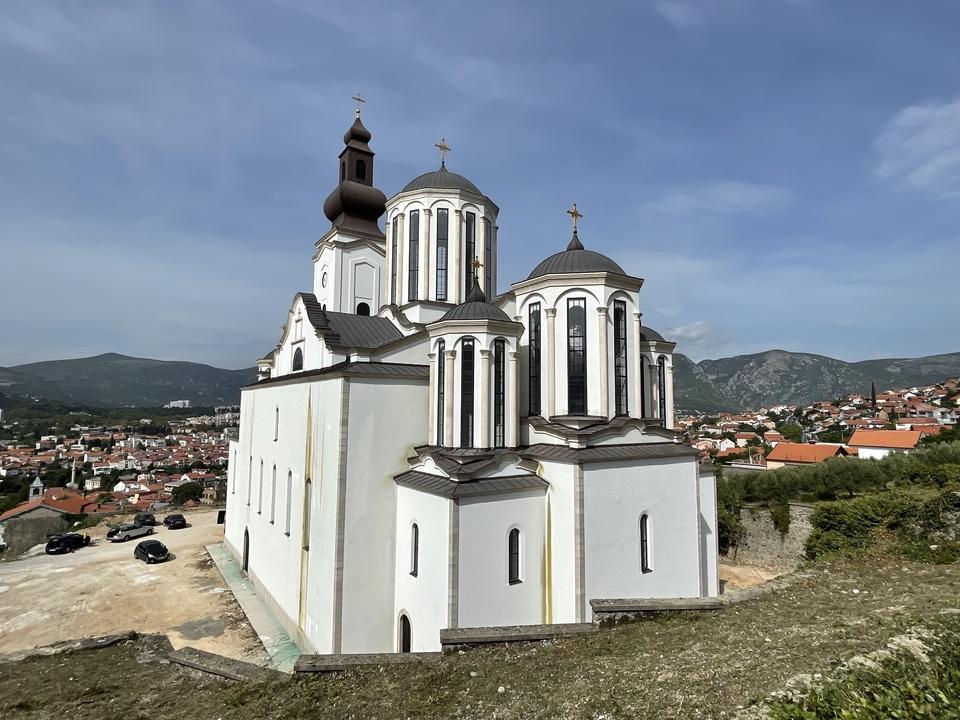 Église orthodoxe avec des collines en arrière-plan.