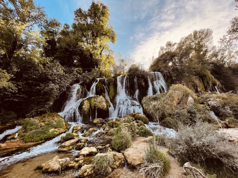 Belle cascade coulant sur les rochers.