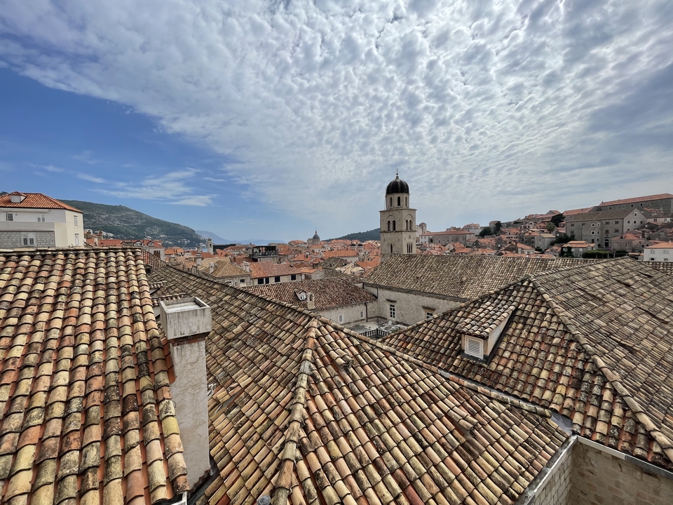 Toits de Dubrovnik avec un clocher au milieu.