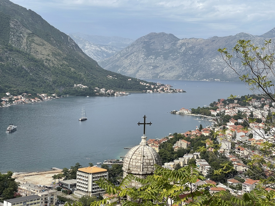 Vue panoramique de la baie de Kotor avec montagnes et architecture historique.