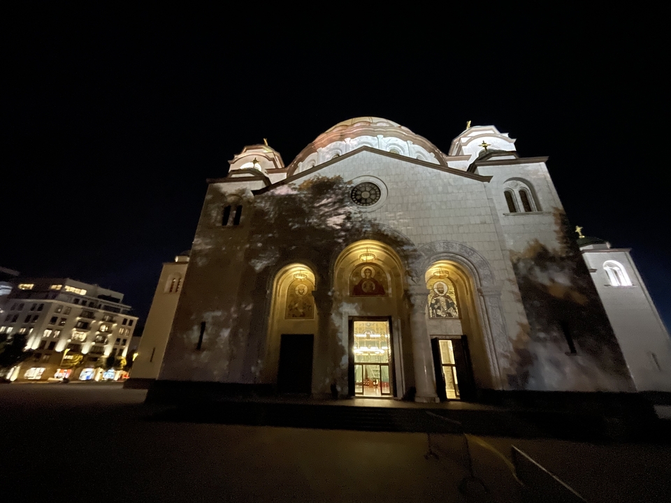 Église orthodoxe illuminée la nuit.