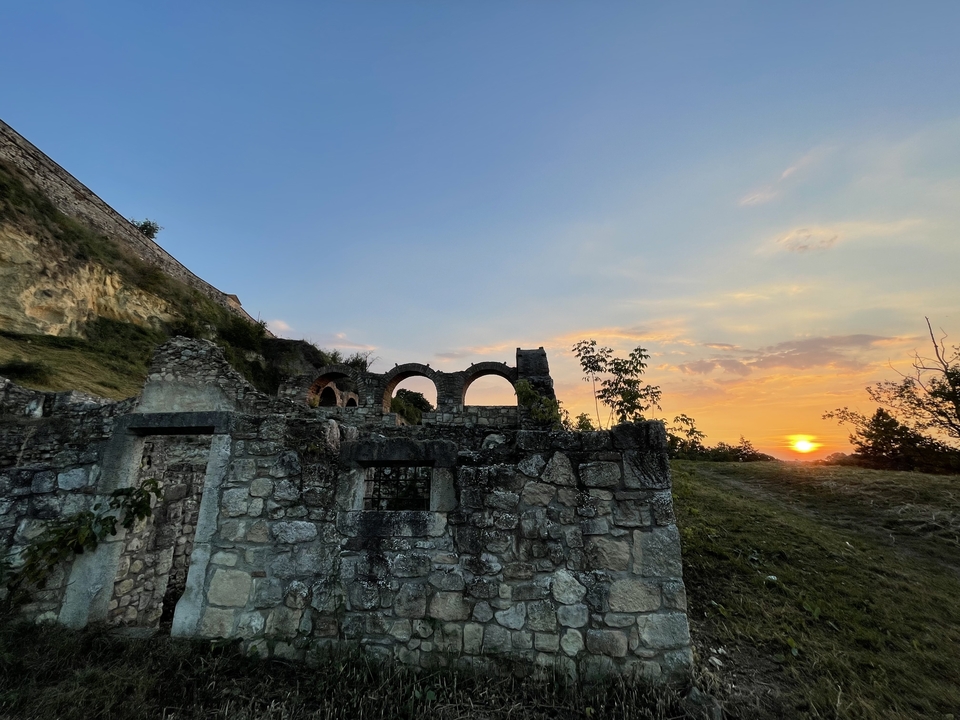 Ruines avec coucher de soleil en arrière-plan.