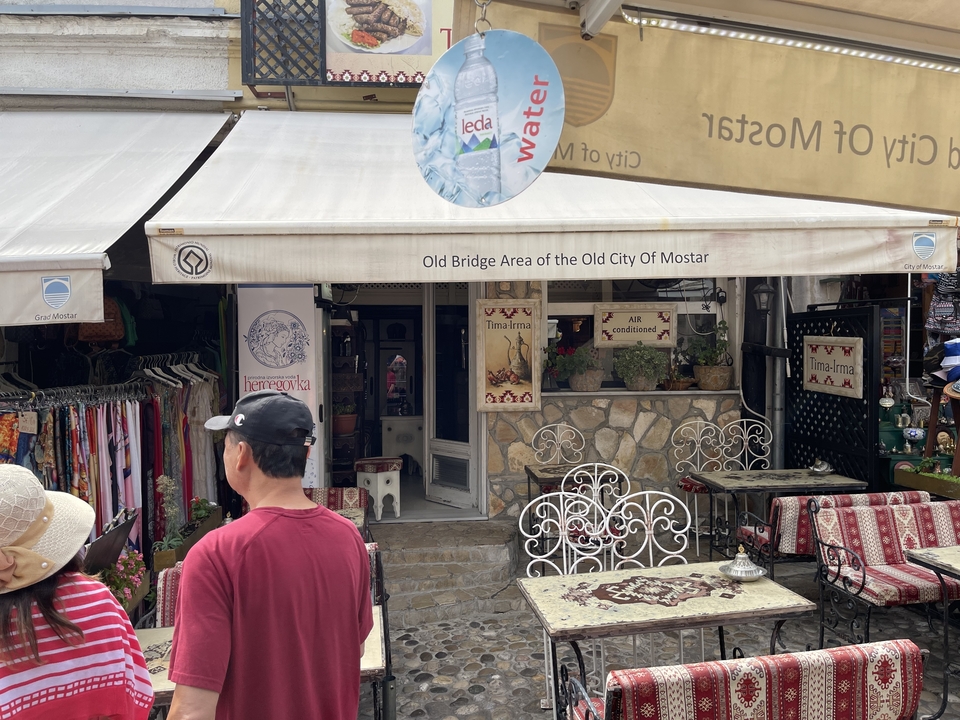 Zone de marché animée avec des gens qui explorent les magasins.
