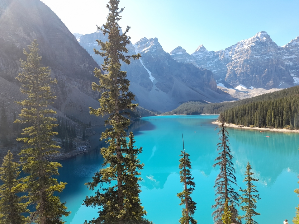 Vue aérienne d'un lac bleu vif et de pics déchiquetés.