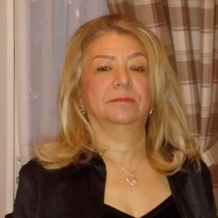 Portrait d'une femme à l'intérieur.