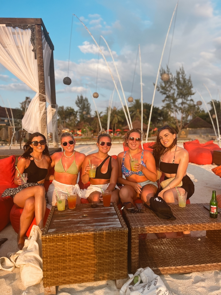 Groupe de femmes savourant des boissons dans un bar de plage.