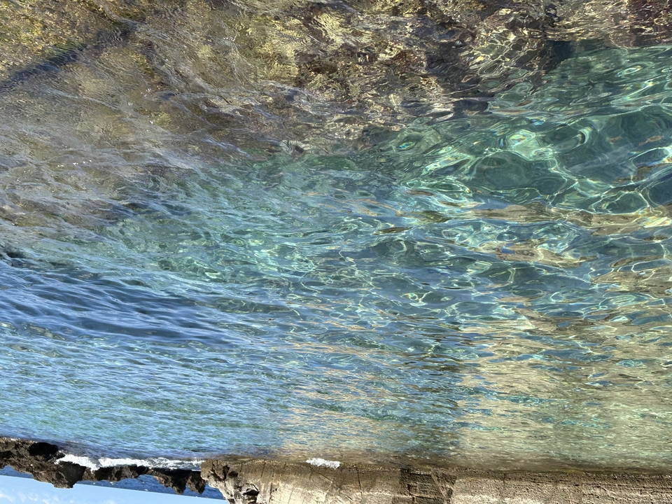 Surface d'eau claire et structurée.