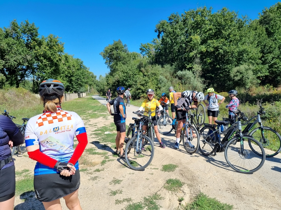Groupe de personnes avec des vélos sur un chemin de terre.