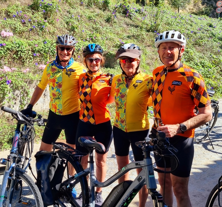 Groupe de cyclistes posant ensemble.