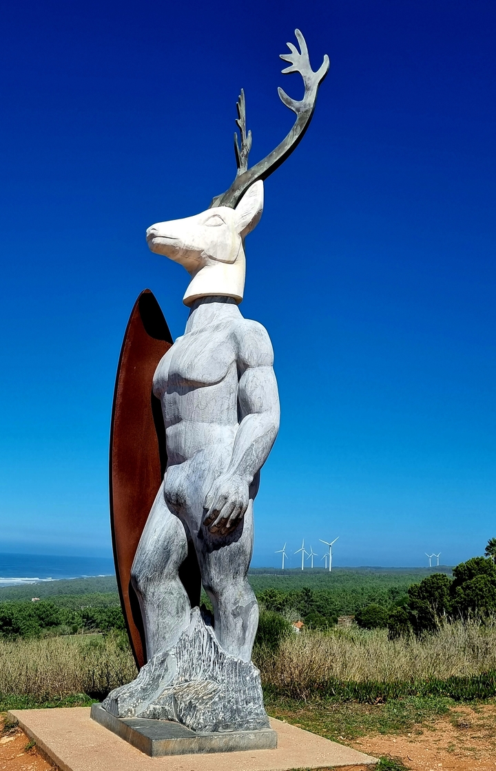 Sculpture d'un homme avec une planche de surf.