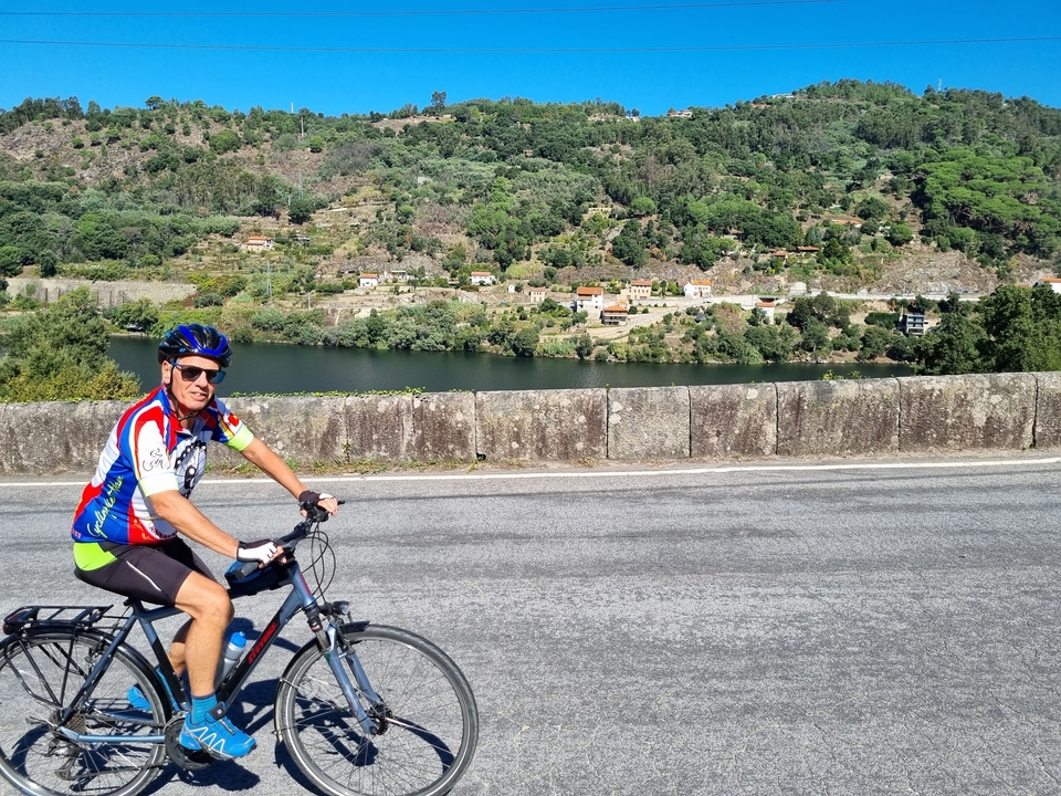 Cycliste sur une route près d'une rivière.