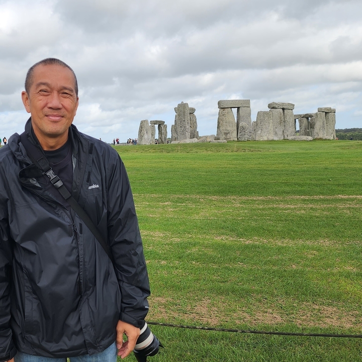 Personne avec Stonehenge en arrière-plan.