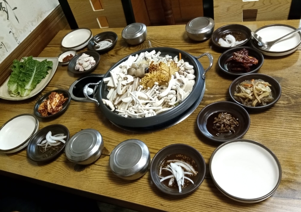 Table avec divers plats coréens.