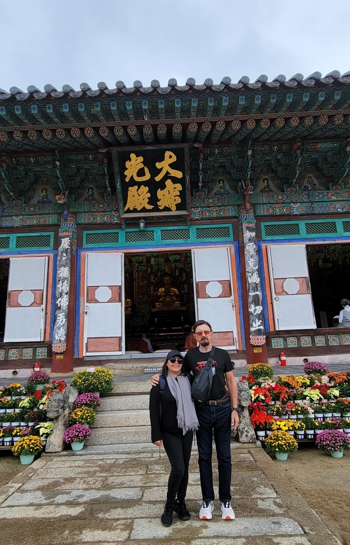 Un couple posant devant un temple traditionnel.