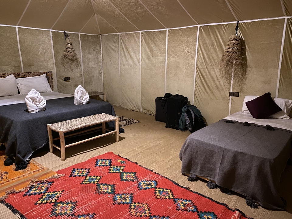 Hébergement confortable avec lits et décoration traditionnelle.