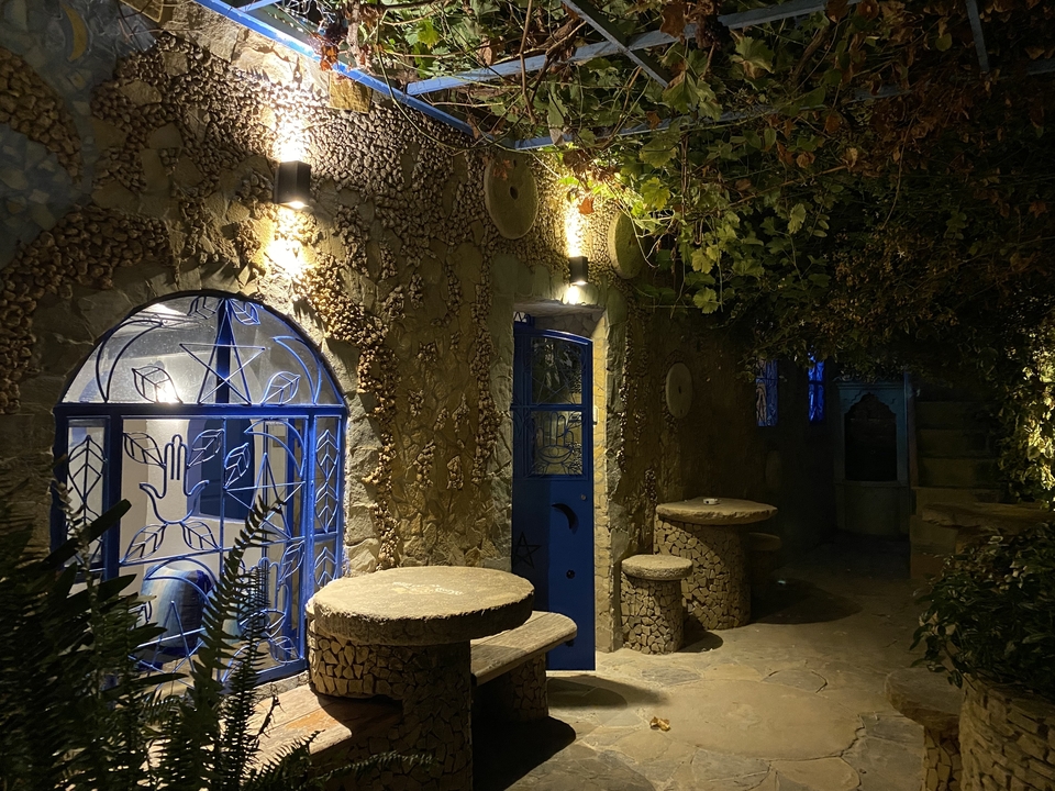 Fenêtres éclairées décoratives et tables dans un cadre chaleureux.