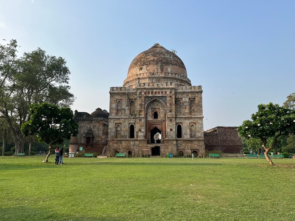 Structure de tombeau antique dans un paysage.