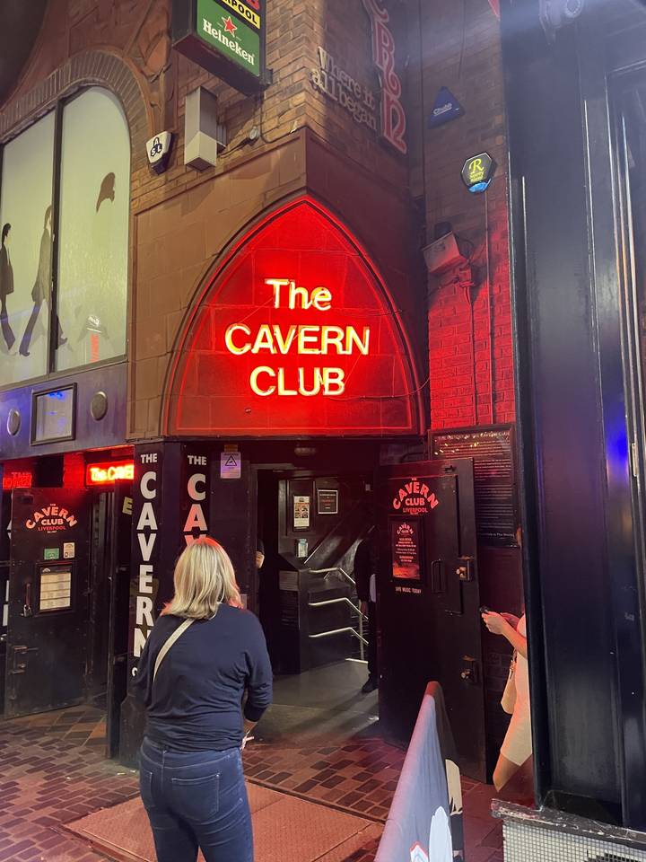 Entrée du Cavern Club avec une enseigne au néon.
