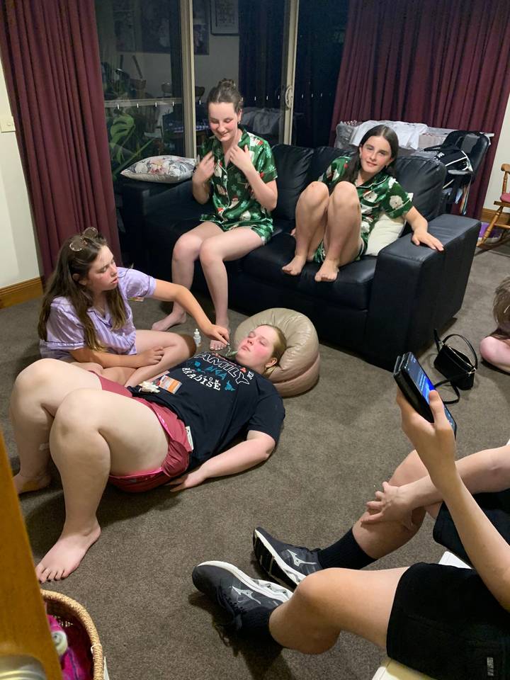 Personnes se relaxant à l'intérieur en tenue décontractée