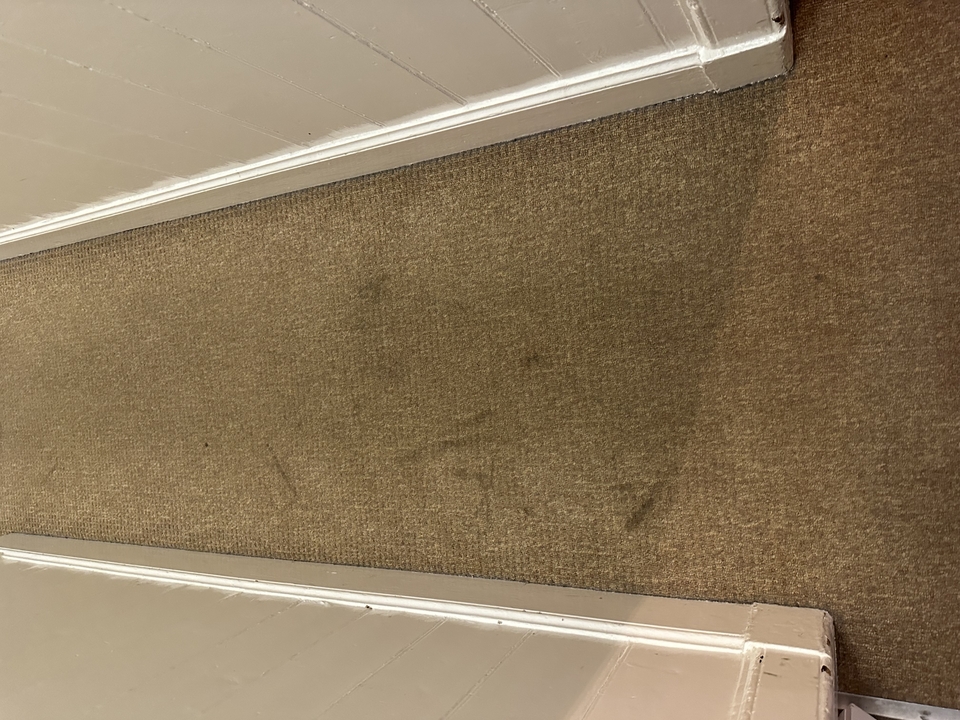 Gros plan d'un tapis sale.