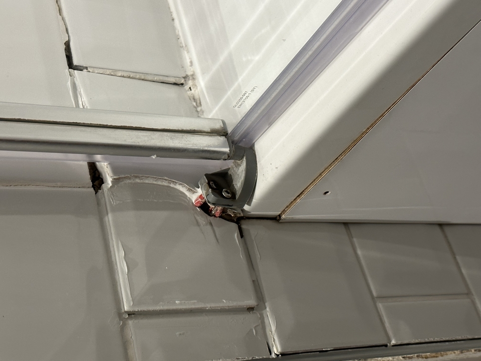Gros plan des équipements de salle de bain et du carrelage.