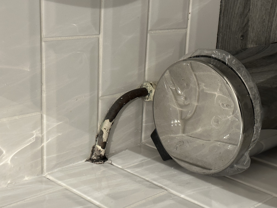 Gros plan intérieur d'un tuyau usé et d'une poubelle.