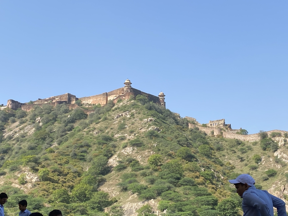 Forteresse sur une colline avec un ciel bleu clair.