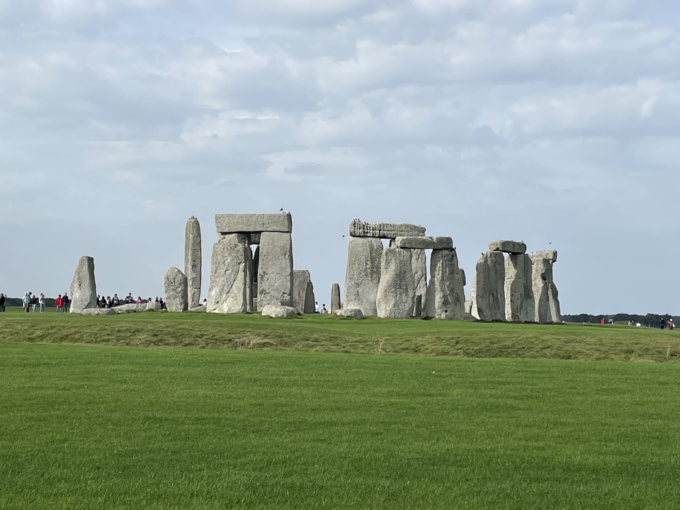 Stonehenge avec des touristes autour du monument emblématique en Angleterre.