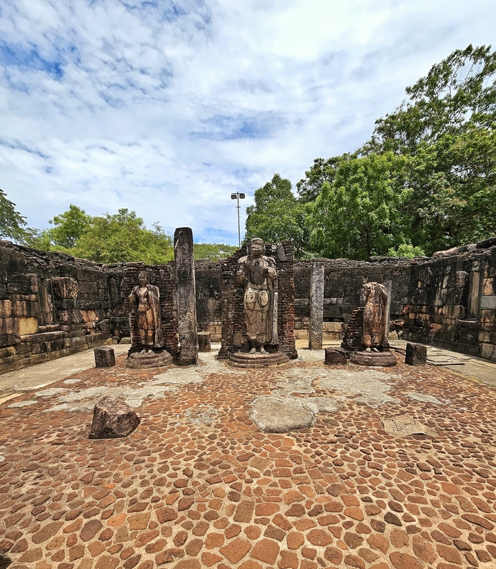 Statues de pierre anciennes dans un site historique.