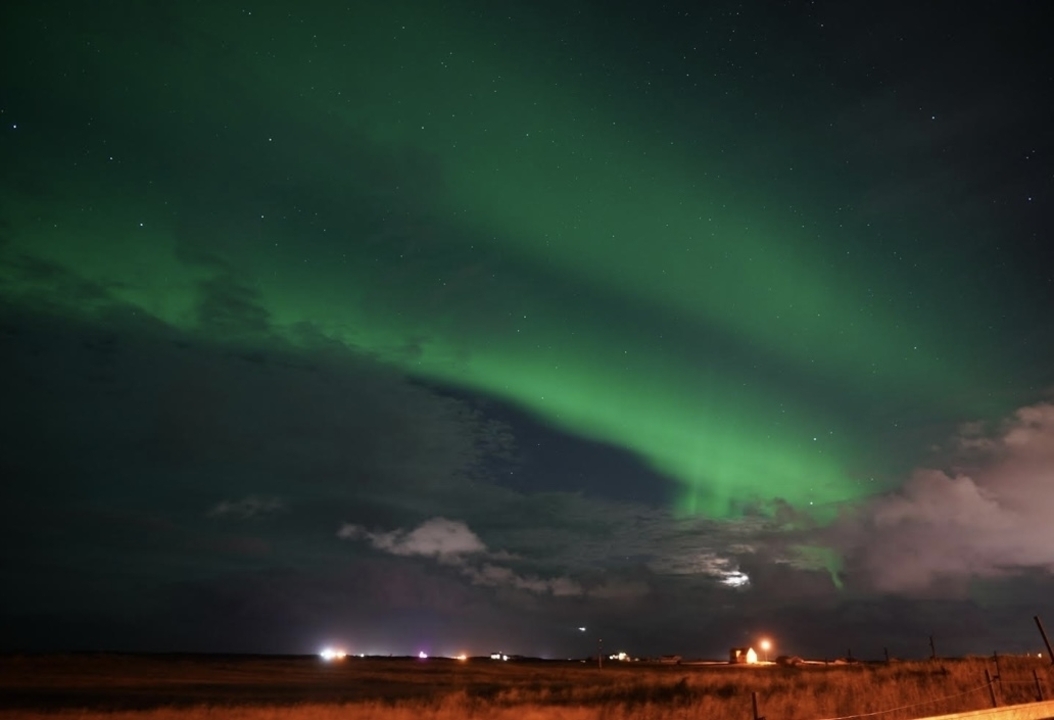 Aurores boréales dans le ciel nocturne avec des étoiles.