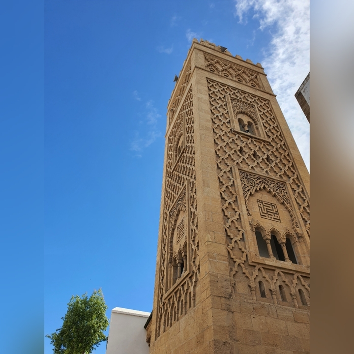 Plan rapproché d'une tour ornée avec des sculptures complexes.