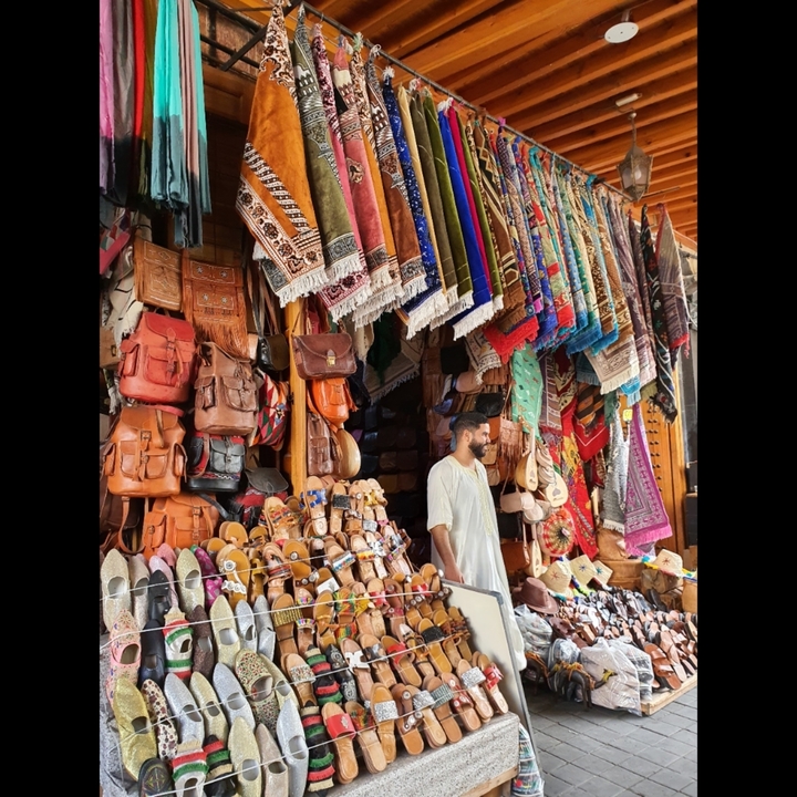Boutique avec divers articles en cuir et textiles exposés.