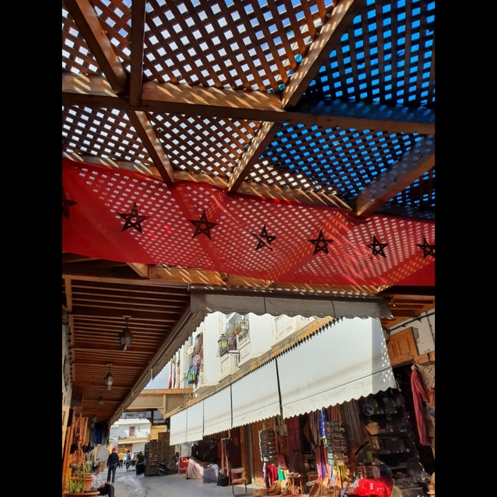 Toit décoratif avec découpes en forme d'étoile.