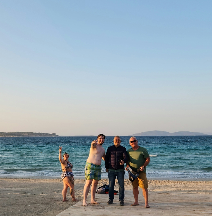 Groupe de personnes profitant d'une plage ensoleillée.