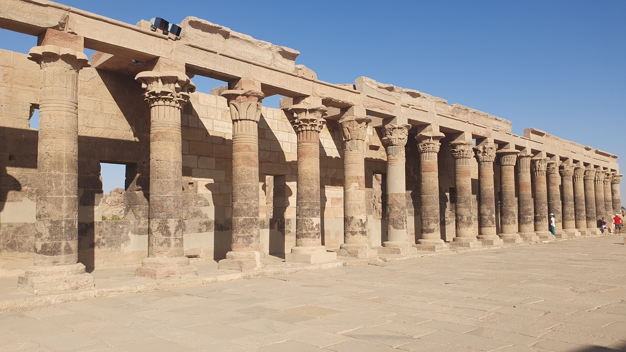 Temple ancien avec colonnes et sculptures.