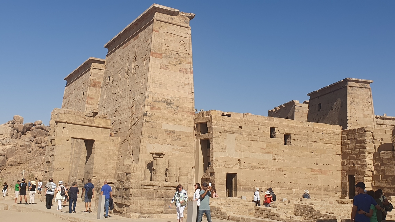 Des touristes explorent un ancien temple de pierre.