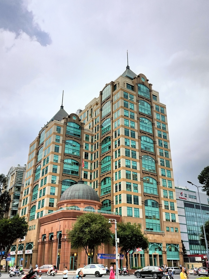 Grand bâtiment moderne avec des fenêtres en verre réfléchissant.