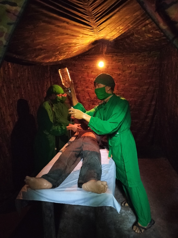 Démonstration médicale avec des personnes en vêtements verts.