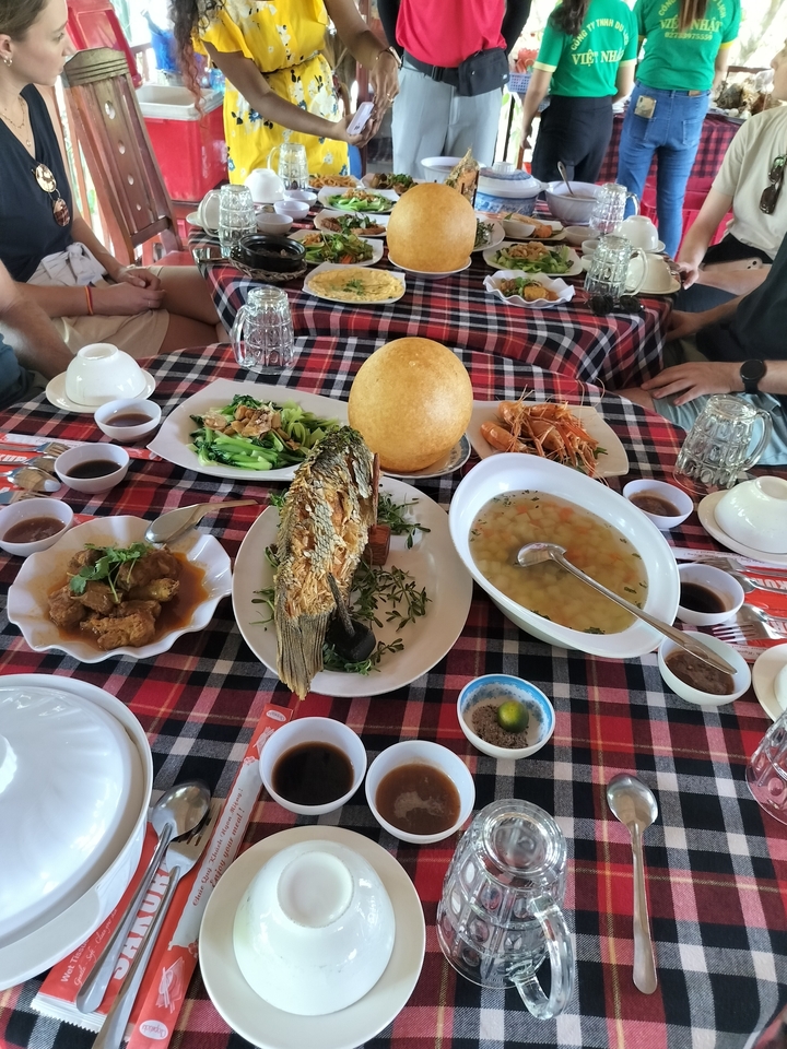 Variété de plats traditionnels disposés sur une table pour un repas communautaire.